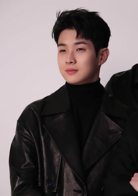 Quiff hiện đại với phần mái vuốt tự nhiên