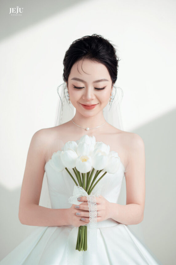 Quý cô tóc ngắn xinh đẹp dự tiệc cưới với trang điểm và kiểu tóc hài hòa