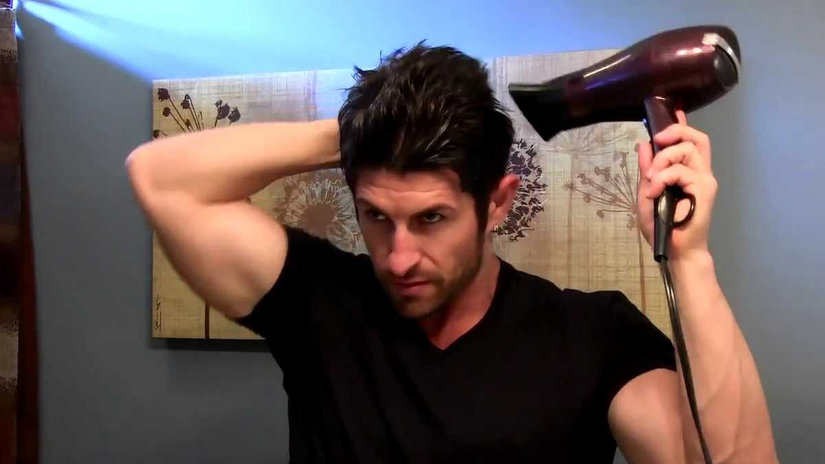 Sấy tạo kiểu tóc phồng nam bằng lược tròn