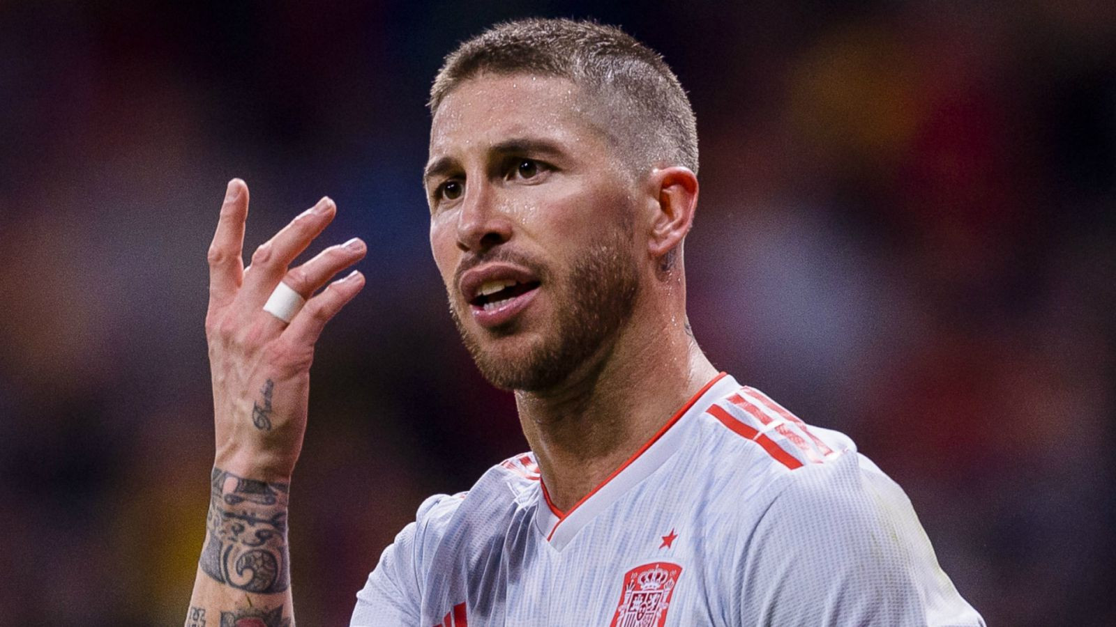 Sergio Ramos tự tin với kiểu tóc buzz cut tối giản