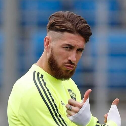 Sergio Ramos với tóc vuốt ngược kết hợp râu quai nón phong trần