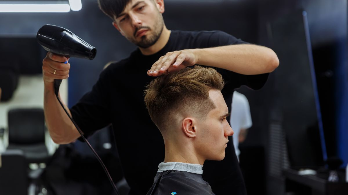 Sử dụng máy sấy để tạo kiểu tóc xoăn ngắn nam bồng bềnh và tự nhiên