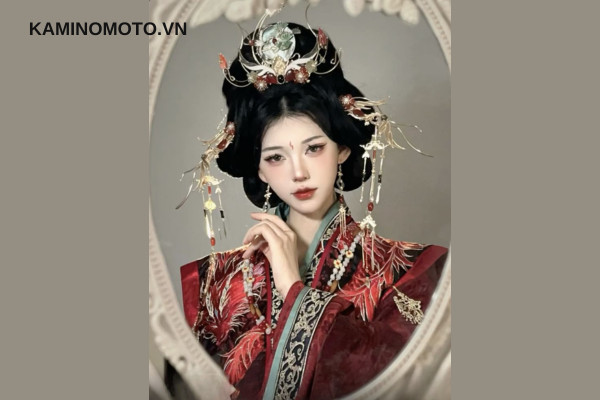 Tạo hình tóc đôi phượng hoàng độc đáo, phù hợp với phong cách cổ trang nữ cá tính.