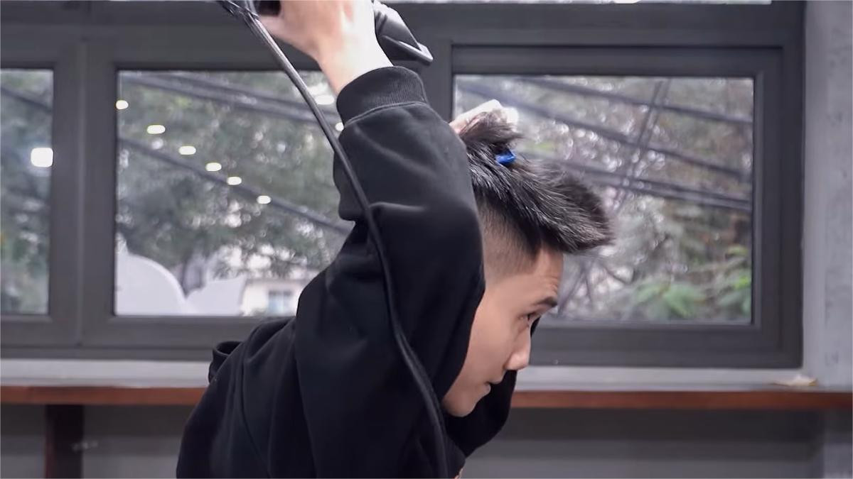 Tạo kiểu tóc short quiff nam tại nhà: Sấy tóc ngược chiều