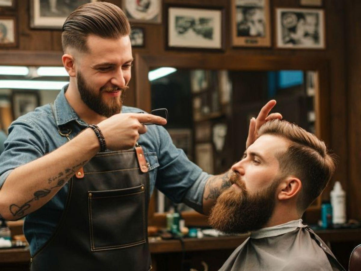 Tay nghề của thợ cắt tóc rất quan trọng với chất tóc cứng