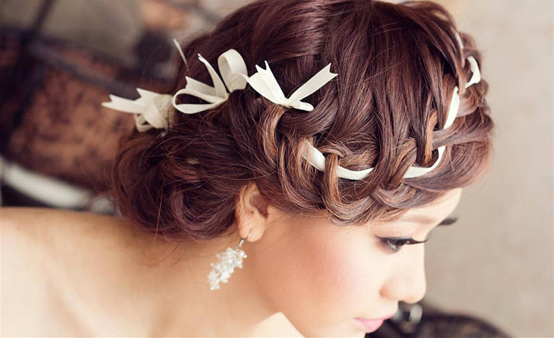 tết tóc với dây ruy băng màu sắc