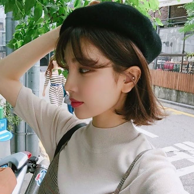 Thanh lịch với tóc ngắn và mũ nồi beret màu đỏ cổ điển.