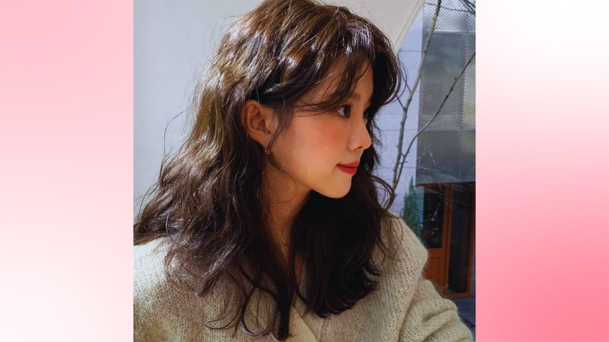 Thiếu nữ với tóc xoăn xù bính ngắn năng động, trẻ trung