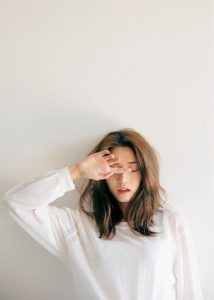 Thiếu nữ xinh xắn với mái tóc ngắn, phần mái ngố và uốn nhẹ tạo vẻ hồn nhiên