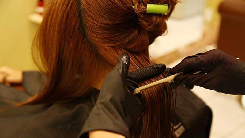 Thợ tạo mẫu với kỹ thuật cắt tóc điêu luyện tại Hint Hair, mang đến mái tóc ngắn hoàn hảo
