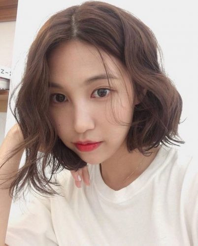 Tóc bob gợn sóng rẽ ngôi thời thượng cho gò má cao