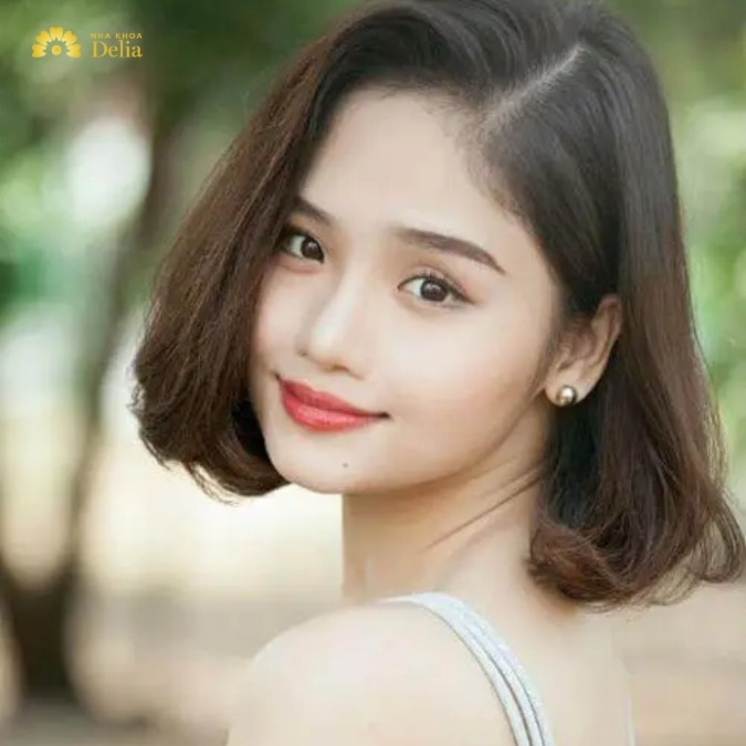 Tóc bob lỡ với mái bay mềm mại, lý tưởng cho mặt tròn, một trong các kiểu tóc nữ năm 2024.