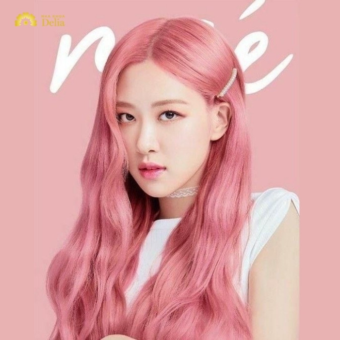 Tóc bob lửng uốn xoăn nhẹ nhàng kiểu Hàn Quốc, tạo vẻ đáng yêu, là một trong những kiểu tóc nữ 2024 được yêu thích.