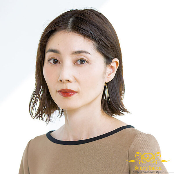 Tóc bob ngắn rẽ ngôi giữa, toát lên sự sang trọng, phù hợp cho u40 tóc ngắn đẹp