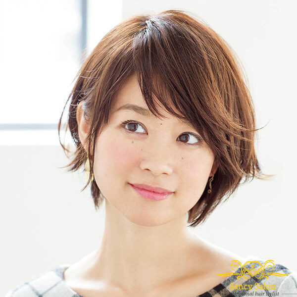 Tóc bob tém mái tỉa lệch nhuộm nâu sáng, mang đến vẻ ngoài năng động cho tuổi 40