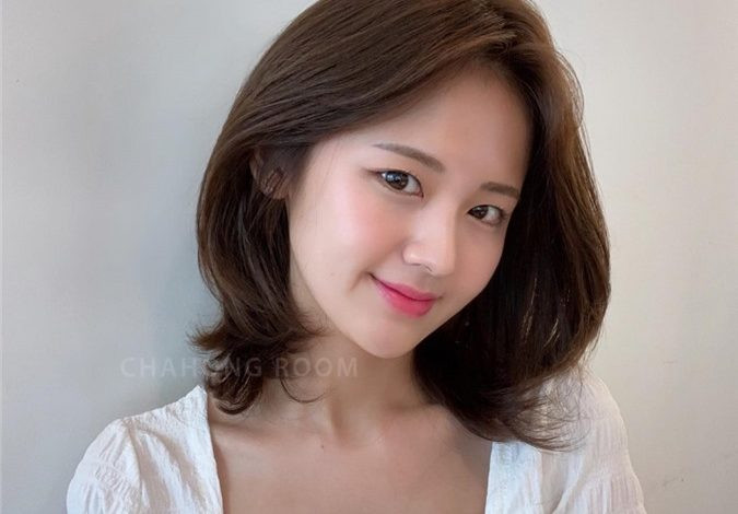 Tóc bob uốn cụp mái chéo tạo vẻ ngoài trẻ trung, năng động