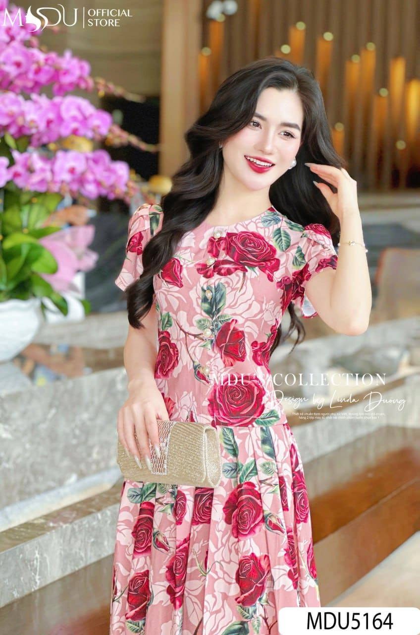 Tóc bới cao hoặc uốn sóng cho gương mặt tròn dự dạ hội