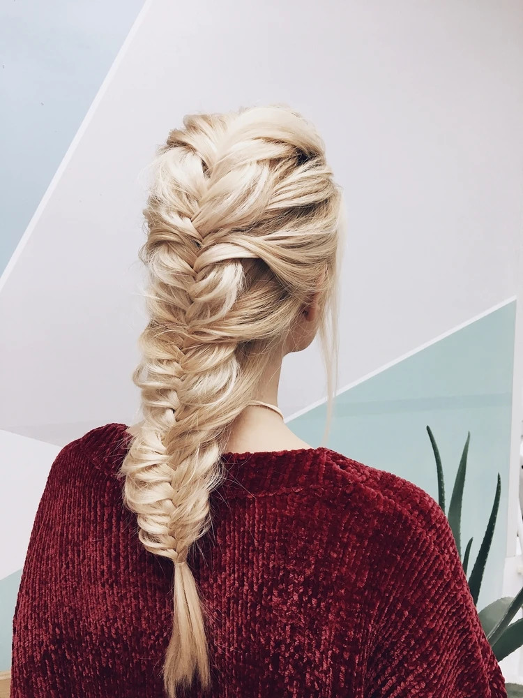 Tóc búi thấp đánh rối nhẹ nhàng, mang vẻ đẹp lãng mạn cho đầm dạ hội