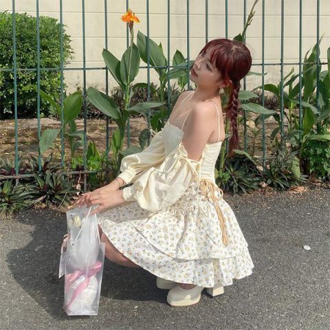 Tóc buộc đuôi ngựa cao giúp nàng trông trẻ trung và năng động trên biển