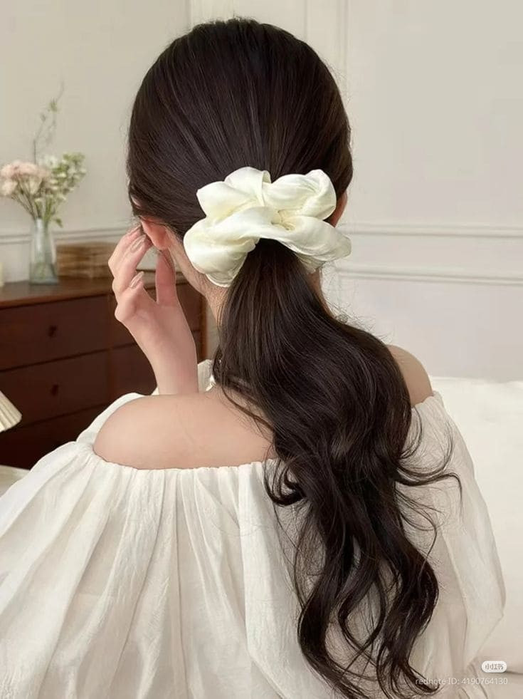 Tóc buộc thấp đơn giản mà thanh lịch cho dạ hội