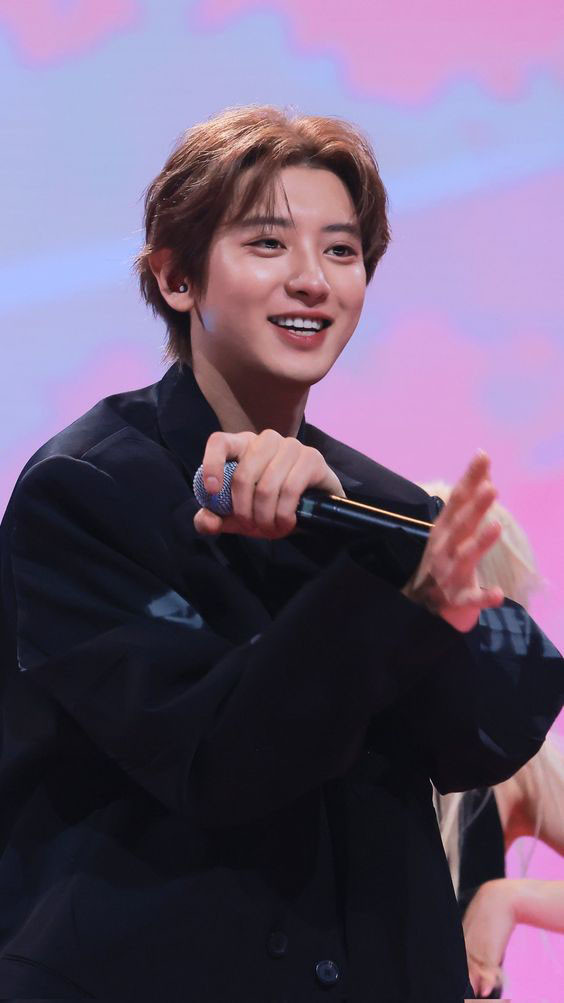 Tóc chẻ ngôi nam dài tự nhiên mang phong thái lãng tử