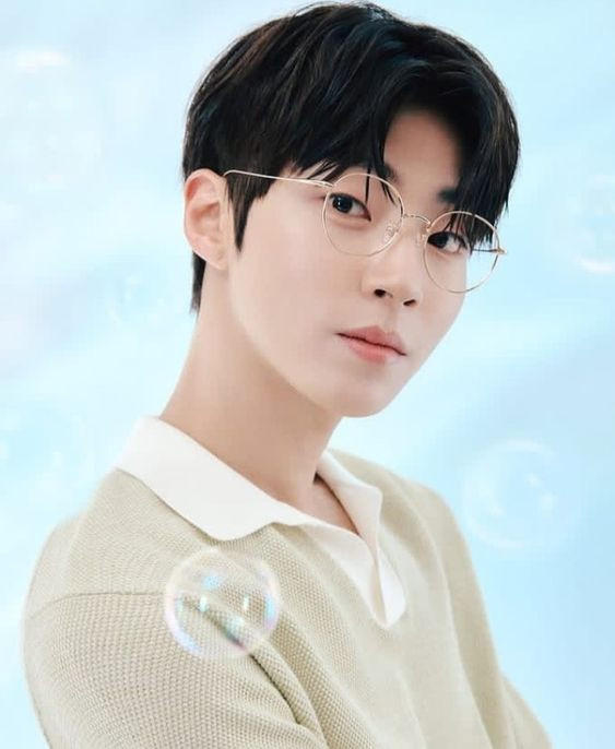 Tóc chẻ ngôi nam kết hợp Low Fade tạo vẻ ngoài năng động