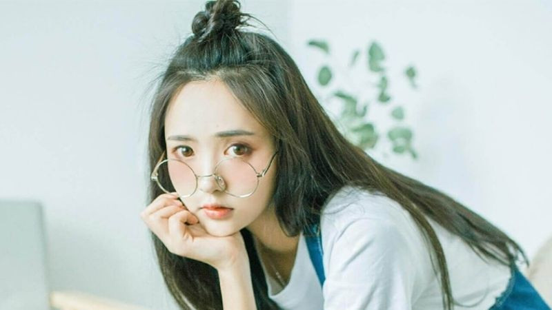 Tóc dài búi nửa đầu nhuộm nâu rêu thể hiện phong cách hiện đại
