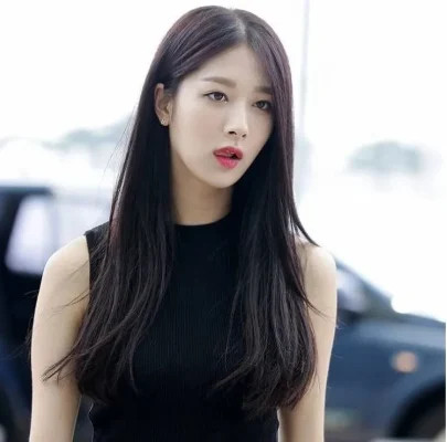 Tóc dài duỗi thẳng ngôi lệch cho mặt tròn