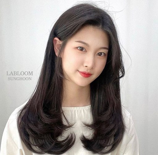 Tóc dài uốn đuôi mái cong che gò má cao hiệu quả