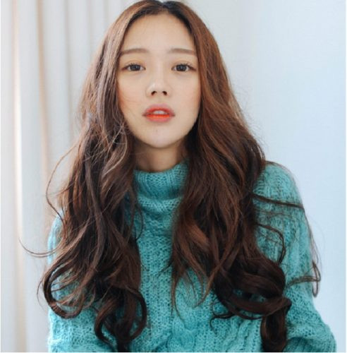 Tóc dài uốn lọn lớn sang trọng cho mặt vuông tròn nữ