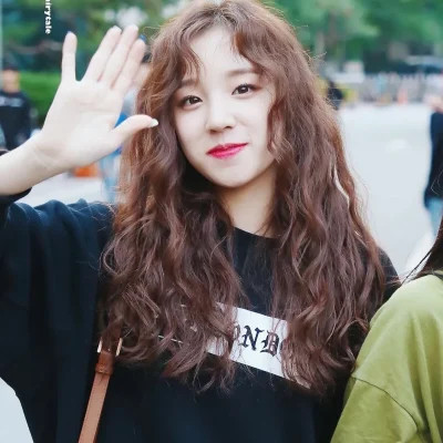 Tóc dài uốn xoăn nhỏ cho mặt tròn