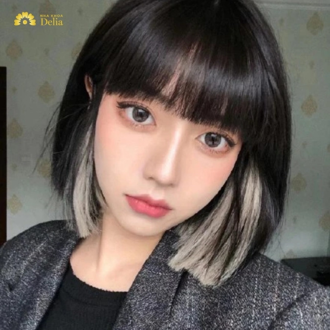 Tóc dài uốn xoăn sóng nước phong cách Hàn Quốc, mang lại vẻ đẹp dịu dàng, là xu hướng kiểu tóc nữ năm 2024.