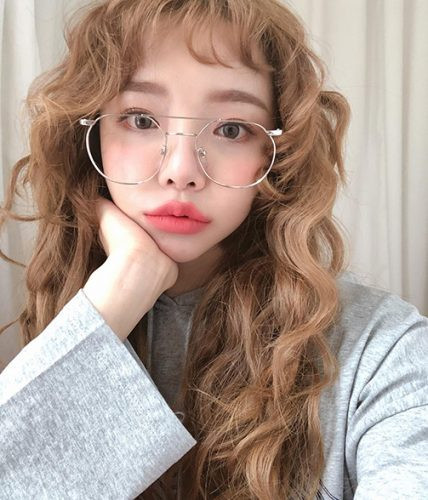 Tóc dài uốn xoăn xù mì phá cách cho mặt vuông tròn nữ