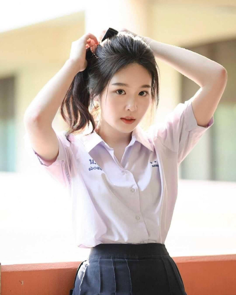 Tóc đuôi ngựa buộc cao gọn gàng, một lựa chọn tuyệt vời cho các bạn nữ tuổi 15 cần sự thoải mái khi học tập và vui chơi