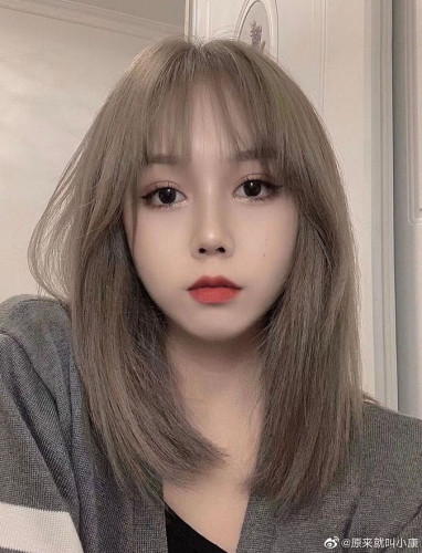 Tóc duỗi thẳng mái ngang ăn gian tuổi cho gò má cao