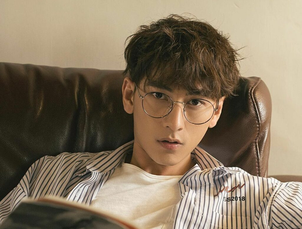 Tóc Fringe xoăn nhẹ nhàng cho nam mặt dài