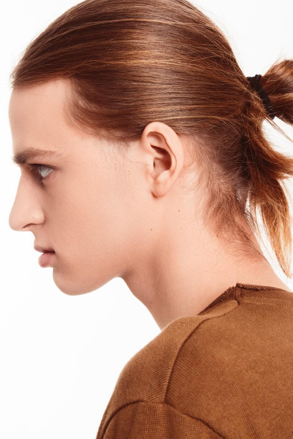 Tóc highlight cho nam: người đàn ông với màu caramel nổi bật trên mái tóc dài màu nâu