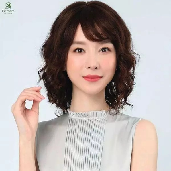 tóc lỡ uốn xoăn nhẹ cho tuổi trung niên