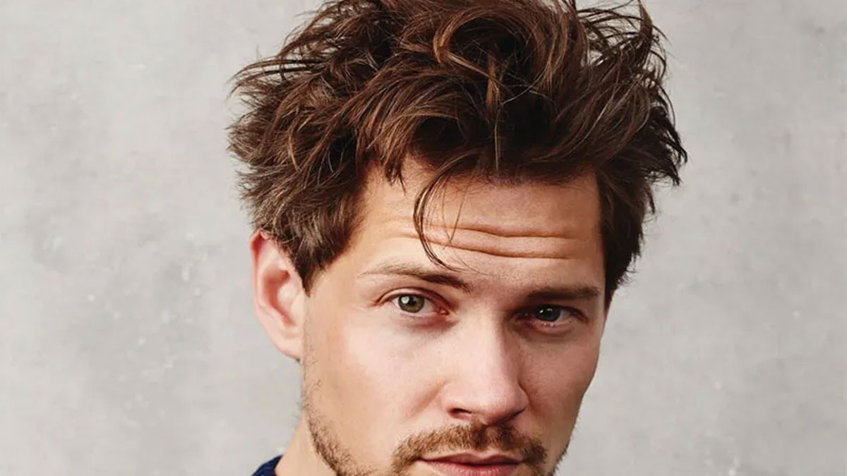 Tóc nam ngắn mặt tròn Pompadour rối