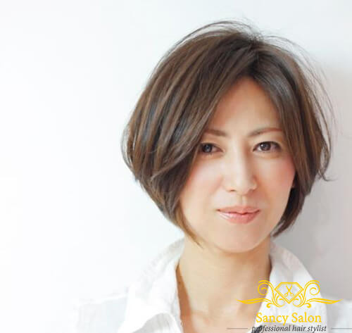 Tóc ngắn bob ép thẳng hai mái ôm gọn gương mặt, rất đẹp cho tuổi 40