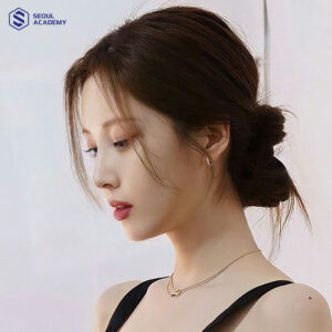 Tóc ngắn búi thấp đơn giản nhưng sang trọng cho tiệc cưới