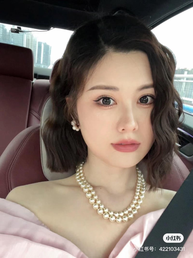 Tóc ngắn chia ngôi 7/3 cho mặt vuông tròn