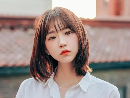 Tóc ngắn cụp đuôi mái thưa cho mặt tròn to