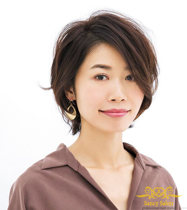 Tóc ngắn đẹp cho tuổi 40 với kiểu tém mái chéo nhuộm nâu, mang lại vẻ trẻ trung