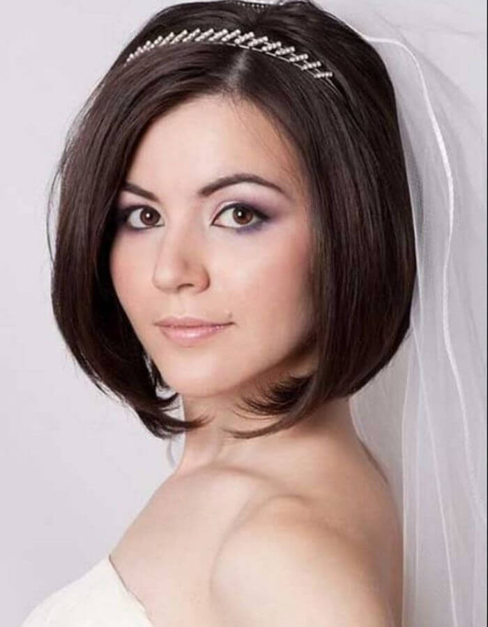Tóc ngắn duỗi cúp đuôi mềm mại, là lựa chọn lý tưởng cho cô dâu tóc ngắn yêu thích sự trẻ trung.