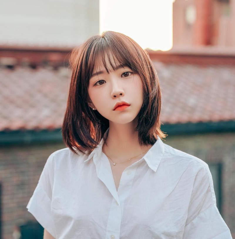 Tóc ngắn ngang vai duỗi thẳng tự nhiên, phù hợp với những kiểu tóc đẹp cho tuổi 15 ưa thích vẻ đẹp đơn giản mà vẫn nổi bật
