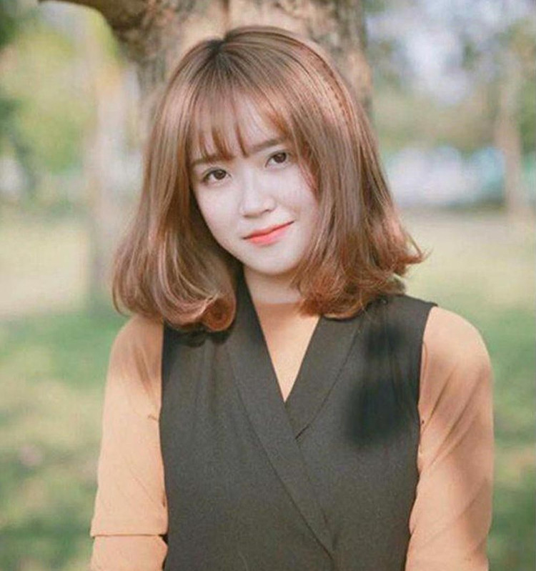 Tóc ngắn ngang vai uốn nhẹ đuôi cho mặt tròn
