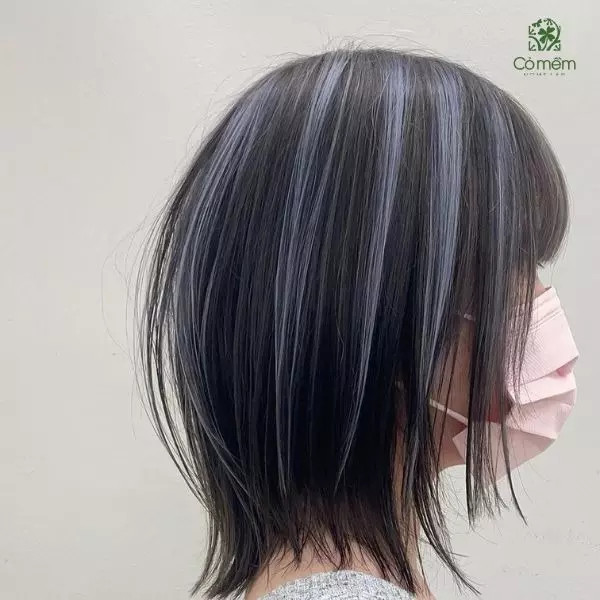 tóc ngắn nhuộm highlight từng lọn màu sáng trên nền đen