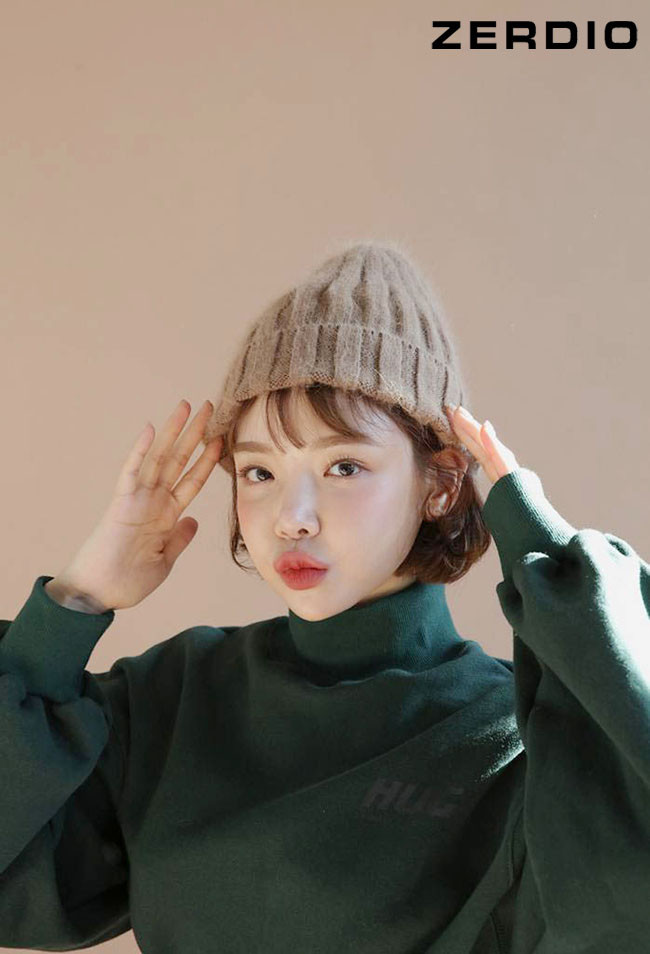 Tóc ngắn phong cách với mũ len beanie ấm áp, thời thượng mùa đông.