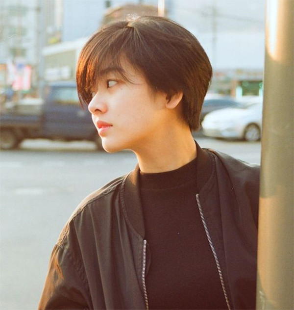 Tóc ngắn pixie cho mặt tròn với mái xéo dài